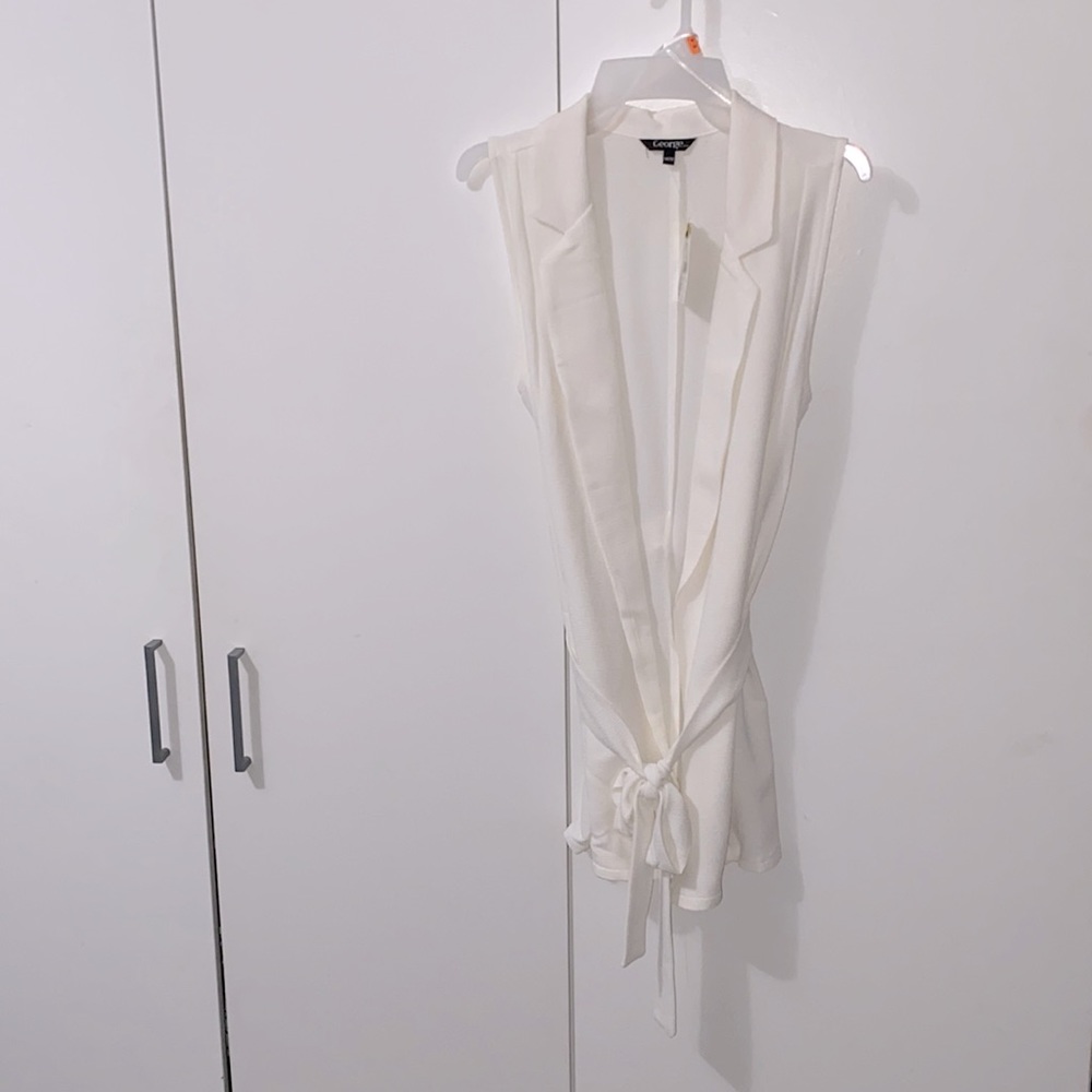 Cream vest/sleeveless blazer style